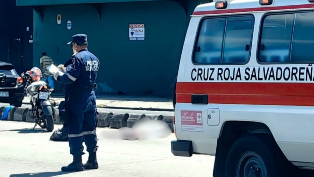 Una mujer se disponía a cruzar la vía cuando fue atropellada por un motociclista sobre la Juan Pablo II, San Salvador.