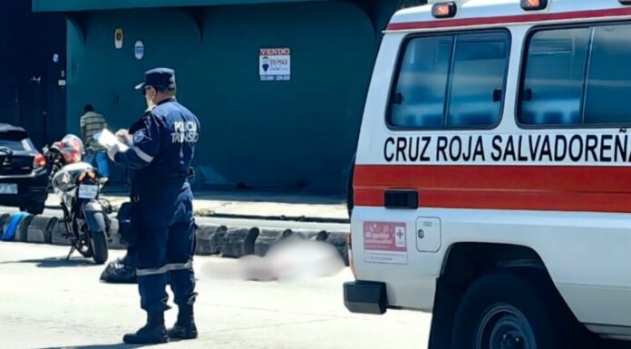 Una mujer se disponía a cruzar la vía cuando fue atropellada por un motociclista sobre la Juan Pablo II, San Salvador.