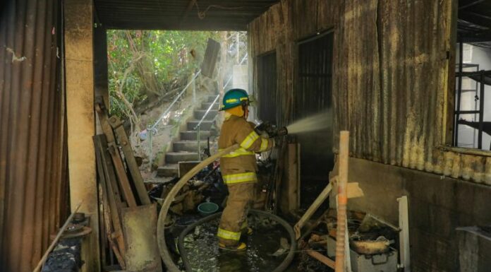 El Cuerpo de Bomberos reportó un incendio estructural en una vivienda ubicada en Santo Tomás, de San Salvador.