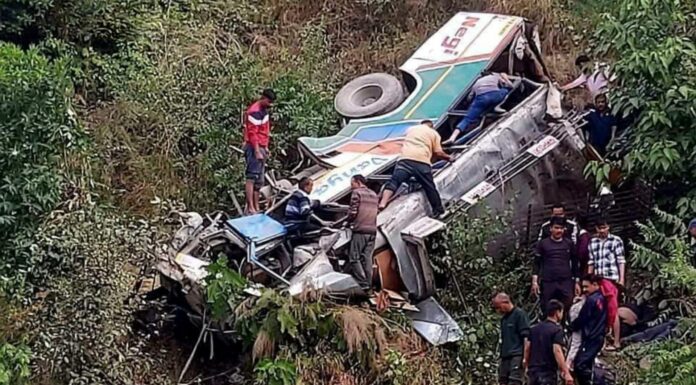 36 personas murieron luego que cayeran en el interior de un autobús hacia un barranco en el norte de la India.