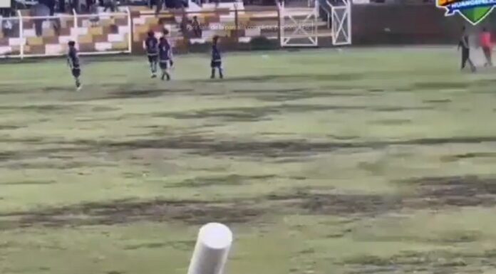 El impacto del rayo ocurrió mientras los dos equipos dejaban el césped por el mal pronóstico climático.