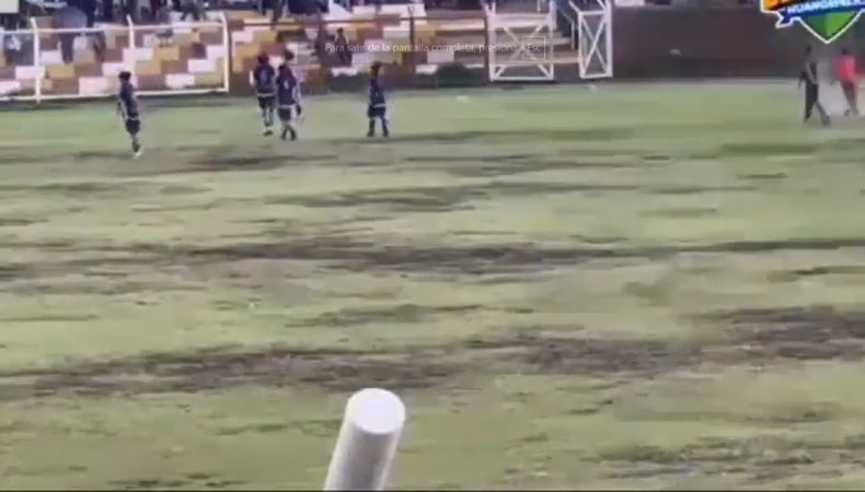 El impacto del rayo ocurrió mientras los dos equipos dejaban el césped por el mal pronóstico climático.