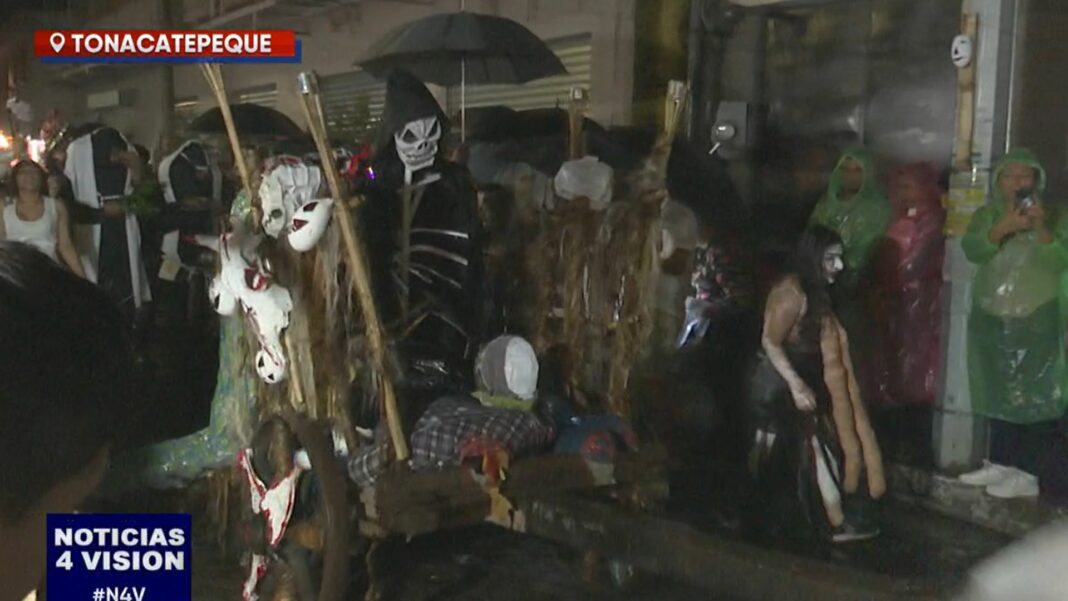 ¡Así se vivió el festival de la Calabiuza! Tonacatepeque volvió a reunir a los famosos personajes salvadoreños mitológicos con el festival de la Calabiuza.