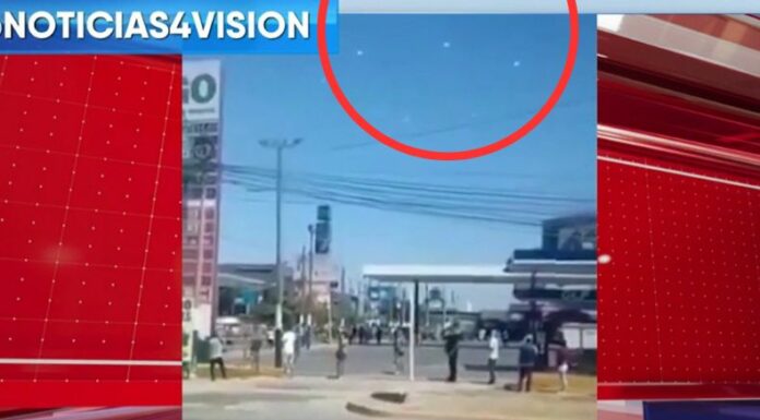 En redes sociales se hizo viral un video en donde se observan objetos que parecen puntos blancos en el cielo.