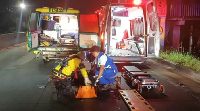 Comandos de Salvamento rescató a tres personas que se conducían a bordo de una motocicleta que cayeron en un precipicio esta madrugada.