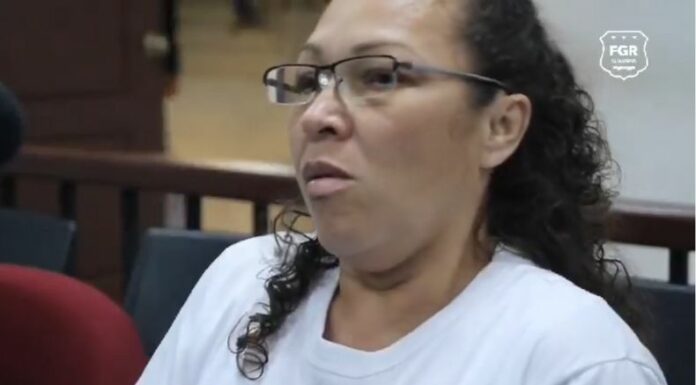 La Fiscalía General de la República (FGR) informó que condenaron a una mujer a 131 años de prisión por el delito de estafa.