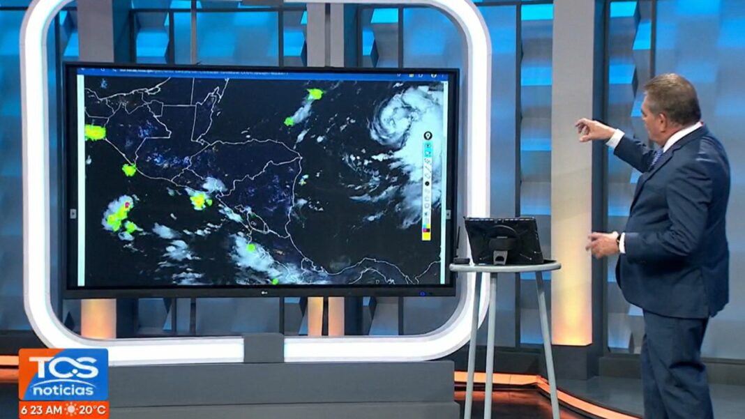 La tormenta Rafael vira hacia las Islas Caimán mientras Cuba se prepara para el impacto como huracán esta noche o mañana.