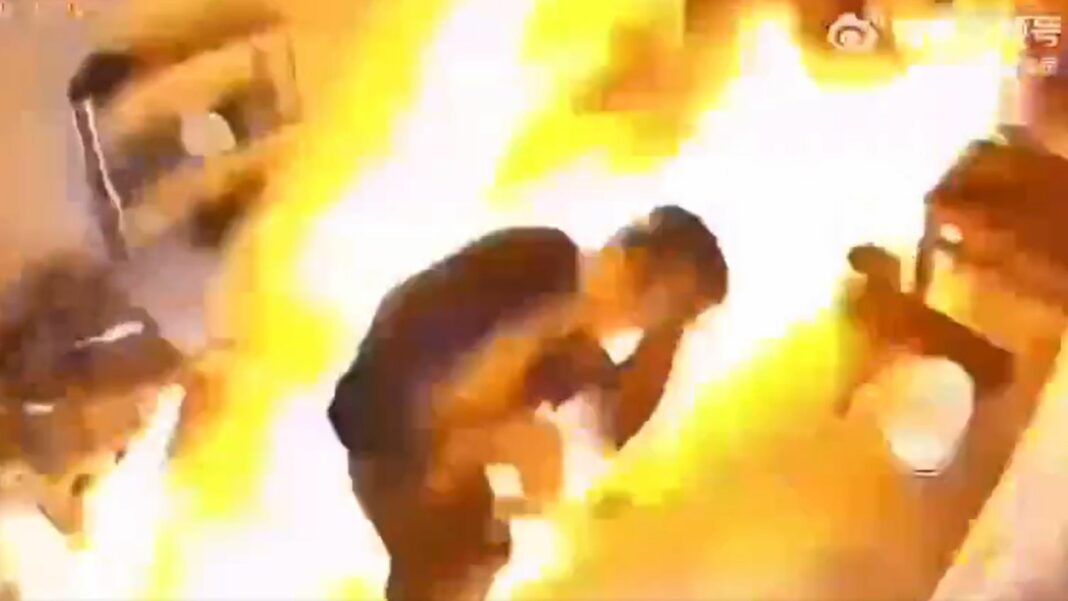Un hombre en China arreglaba una fuga de gas. Sin embargo, quedó envuelto en llamas por una fuerte explosión.