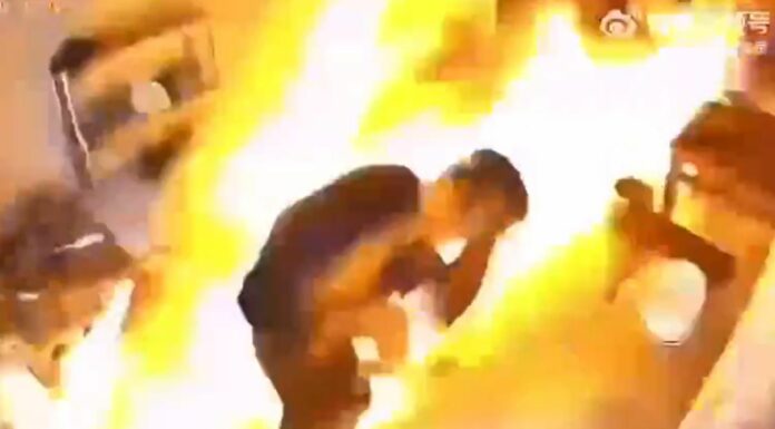 Un hombre en China arreglaba una fuga de gas. Sin embargo, quedó envuelto en llamas por una fuerte explosión.