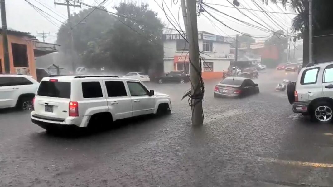 En horas del mediodía el tráfico colapsó a causa de las fuertes lluvias, en diferentes puntos de San Salvador.