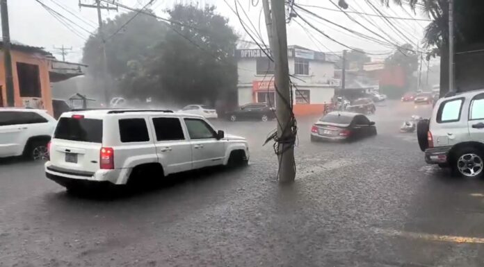 En horas del mediodía el tráfico colapsó a causa de las fuertes lluvias, en diferentes puntos de San Salvador.