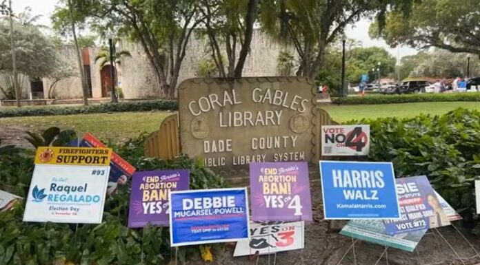 En Miami Dade, Estados Unidos, el ambiente se encuentra con calma en las afueras de la librería de Coral Gable.