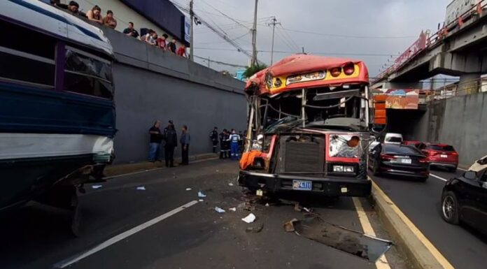Un aparatoso accidente de tránsito entre dos buses, en el Bulevar Venezuela ha paralizado el tráfico en la zona.