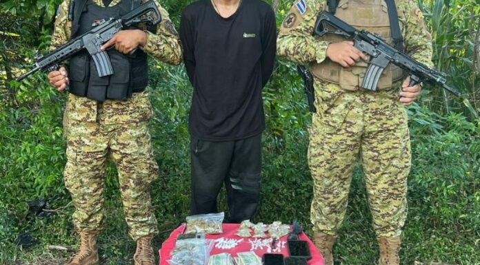 Elementos de la Fuerza Armada localizaron a un presunto repartidor de domicilio que trasladaba droga, por lo que fue capturado.