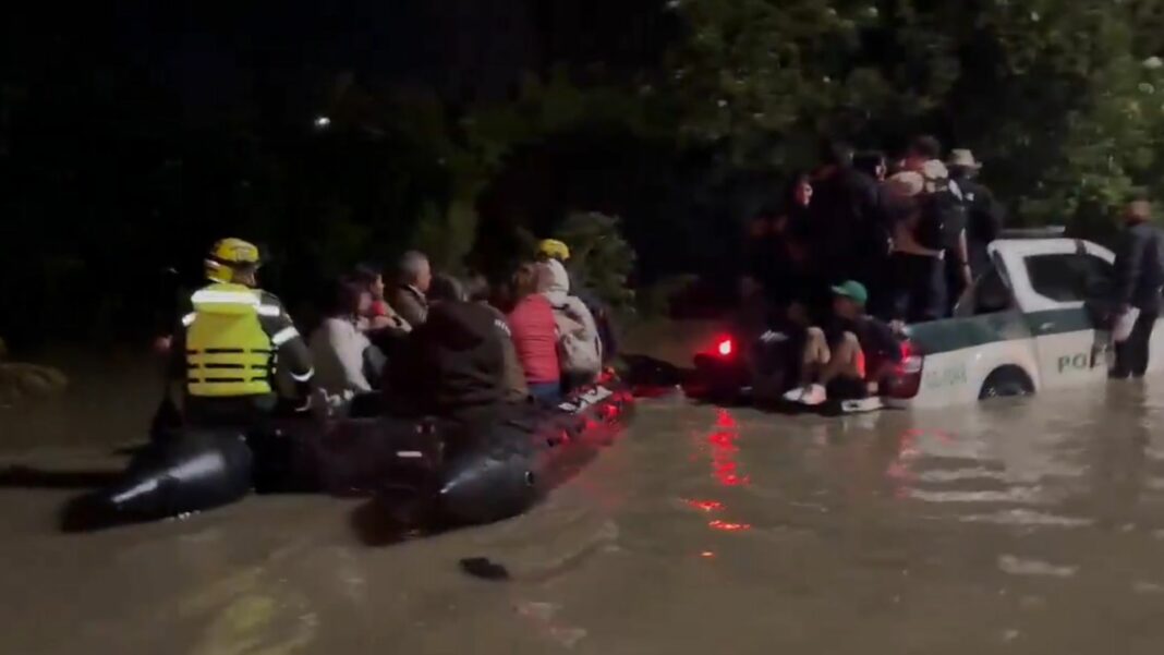 La tarde de ayer, las intensas lluvias provocaron que la capital se inundara ocasionado un tráfico vehicular.