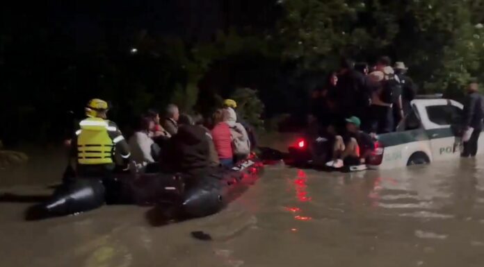La tarde de ayer, las intensas lluvias provocaron que la capital se inundara ocasionado un tráfico vehicular.