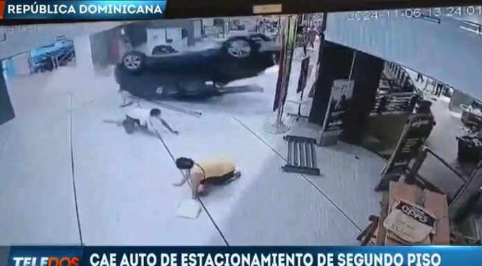 En República Dominicana, un vehículo cayó desde el segundo piso de un estacionamiento hasta un centro comercial.