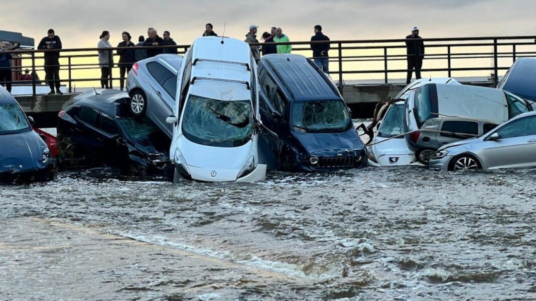 Decenas de vehículos fueron arrastrados por las severas inundaciones que se registraron en el municipio de Cadaqués, España.