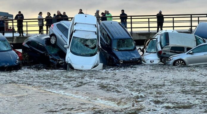 Decenas de vehículos fueron arrastrados por las severas inundaciones que se registraron en el municipio de Cadaqués, España.