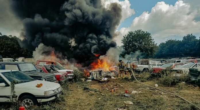 Bomberos de El Salvador controla el incendio generado en una chatarrera en la colonia San Isidro, Tecoluca San Vicente.