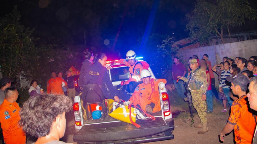 Varias instituciones de primera respuesta rescataron con vida a un hombre que cayó a más de 10 metros de profundidad.