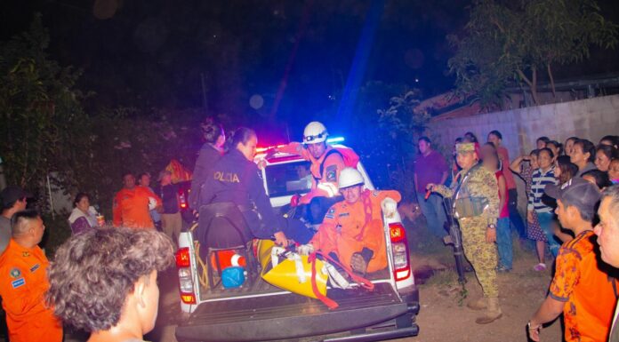 Varias instituciones de primera respuesta rescataron con vida a un hombre que cayó a más de 10 metros de profundidad.