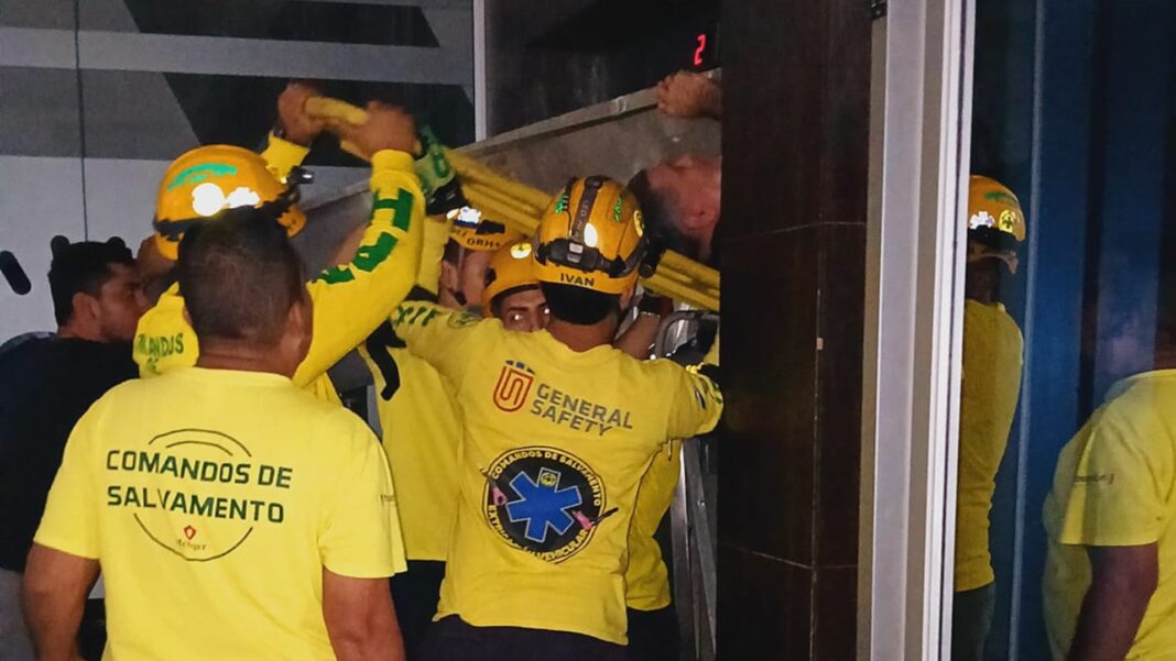 Comandos de Salvamento junto a otras autoridades utilizaron herramientas para rescatar a las personas atrapadas en el ascensor.