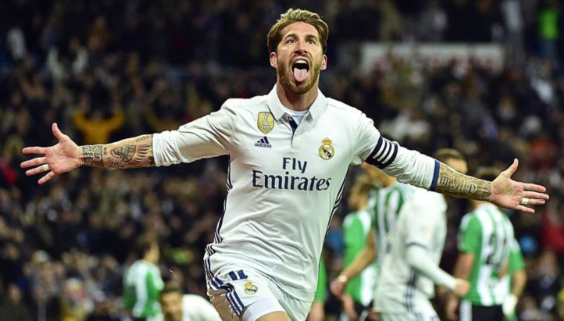 Uno de los jugadores más destacados en la defensa del Real Madrid fue Sergio Ramos, y es agente libre; por lo que sería una opción para fichar.
