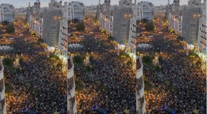 Miles de habitantes en Valencia piden la dimisión de las autoridades. Entre ellos al presidente de la comunidad autónoma, Carlos Mazón.