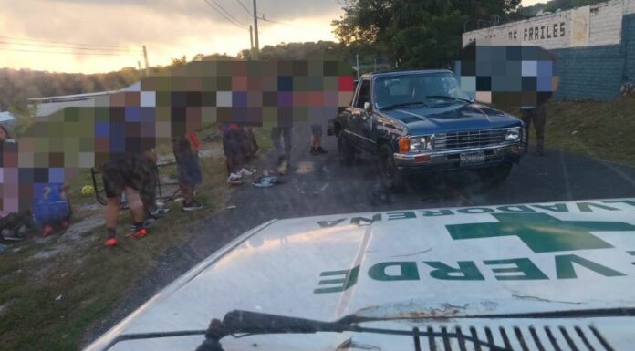Accidente de tránsito en Ilobasco deja varias personas lesionadas, son jugadoras de fútbol, Cruz Verde atendió la emergencia.