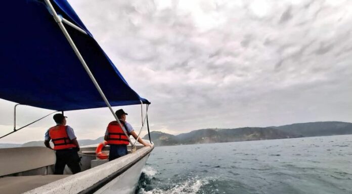 La Fuerza Armada de El Salvador (FAES) busca a una persona reportada como desaparecida en la playa El Balsamar.