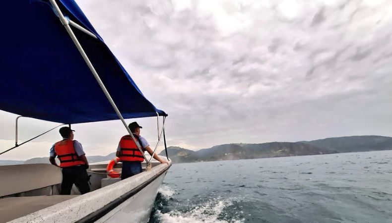 La Fuerza Armada de El Salvador (FAES) busca a una persona reportada como desaparecida en la playa El Balsamar.