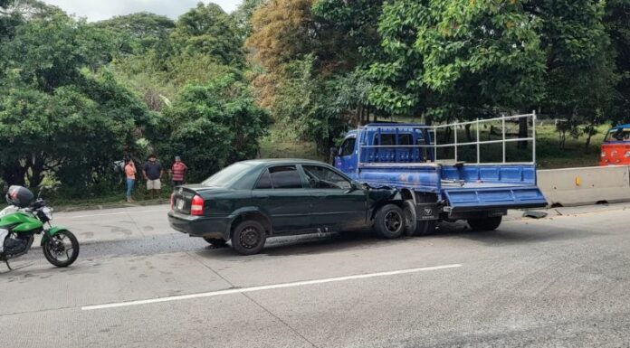 Un accidente de tránsito dejó a cuatro personas lesionadas, registrado en la carretera al Puerto de La Libertad.