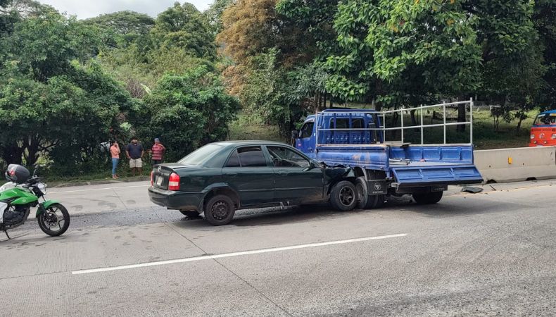 Un accidente de tránsito dejó a cuatro personas lesionadas, registrado en la carretera al Puerto de La Libertad.