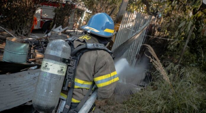 Cuerpo de Bombero reportó que sofocaron un incendio en una vivienda de lámina y madera en Mejicanos, San Salvador.