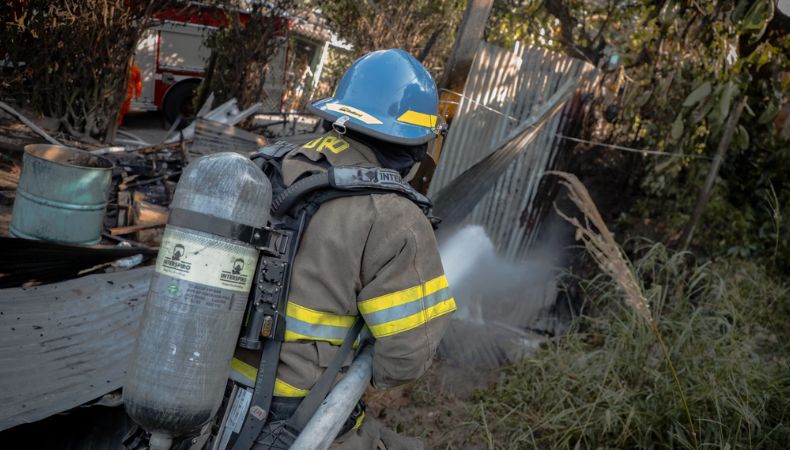 Cuerpo de Bombero reportó que sofocaron un incendio en una vivienda de lámina y madera en Mejicanos, San Salvador.