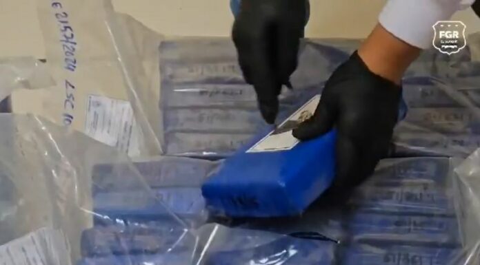 La FGR, junto a la PNC, realizan la inspección de varios paquetes de droga que serán destruidos com parte del protocolo de incautación.