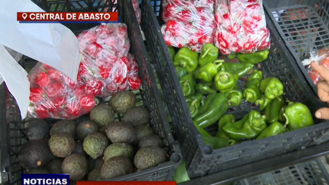 Los precios de la canasta básica en ambas centrales varían. Sin embargo, algunos consumidores perciben disminución.