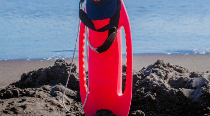 Protección Civil realizó el rescate de un turista estadounidense que fue arrastrado por una corriente tras practicar surf en La Libertad.