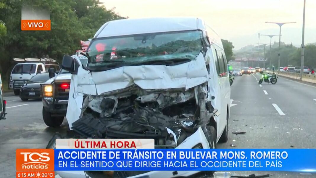 Un microbús y un camión ocasionaron fuerte accidente de tránsito el cual está generando tráfico vehicular.