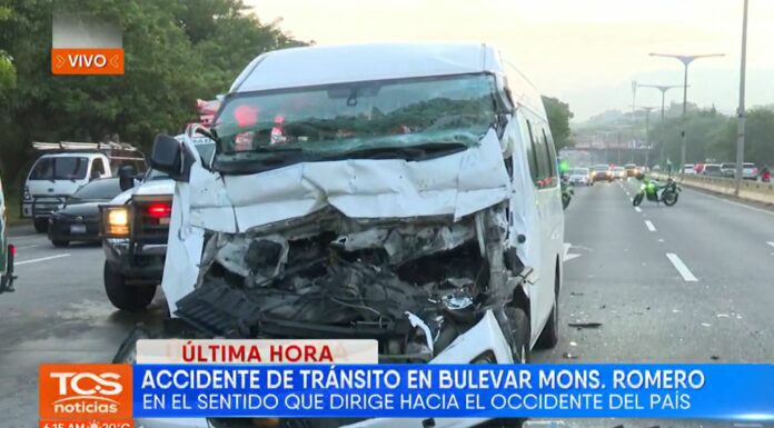Un microbús y un camión ocasionaron fuerte accidente de tránsito el cual está generando tráfico vehicular.
