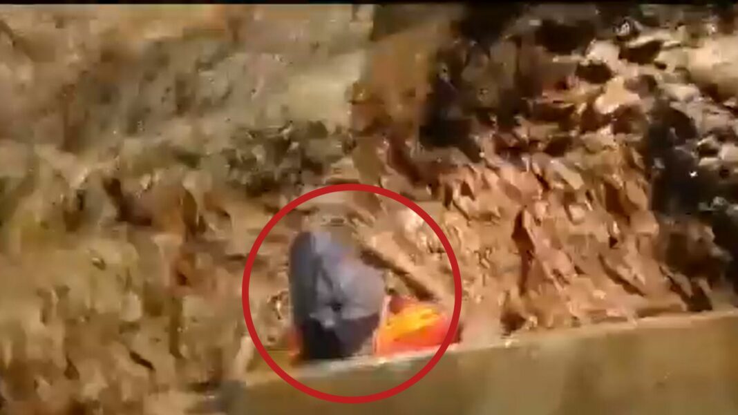 La lluvias torrenciales inundan una zona de Perú, provocando que un hombre de la tercera edad quedara atrapado.