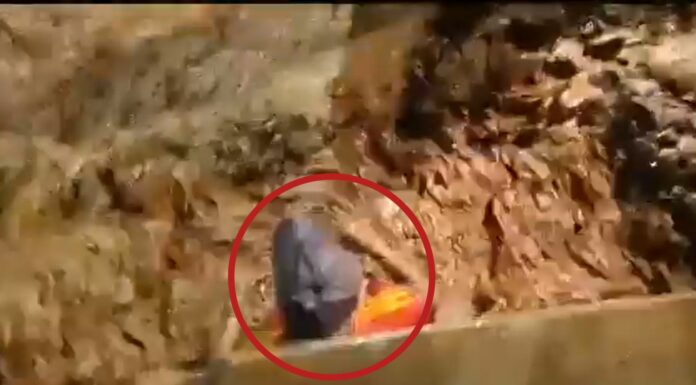 La lluvias torrenciales inundan una zona de Perú, provocando que un hombre de la tercera edad quedara atrapado.