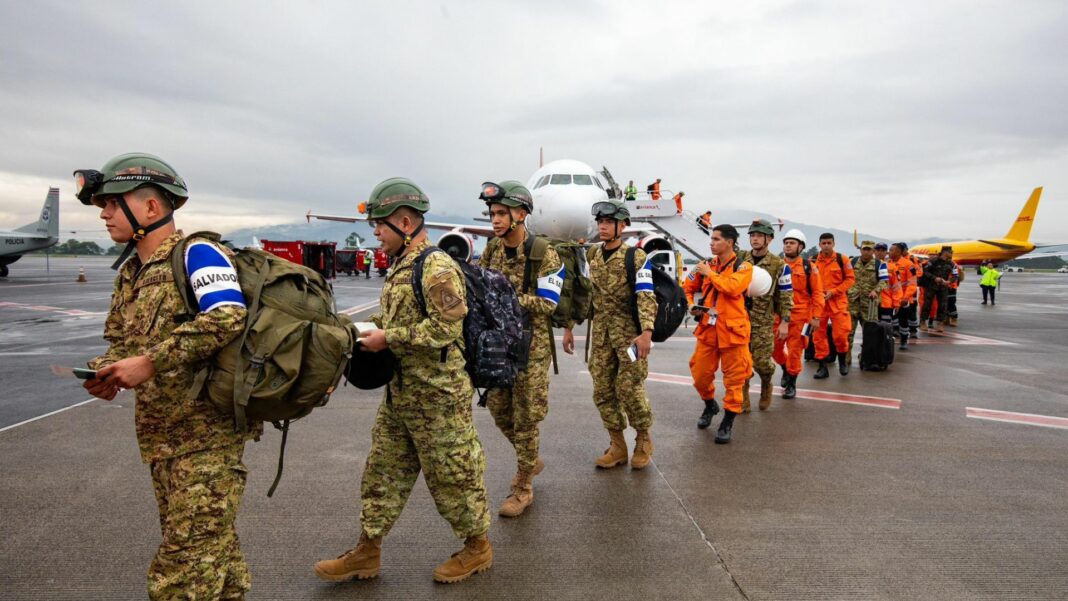 La primera comitiva compuesta por rescatistas, bomberos, médicos, militares, entre otros equipos salieron esta madrugada a Costa Rica.