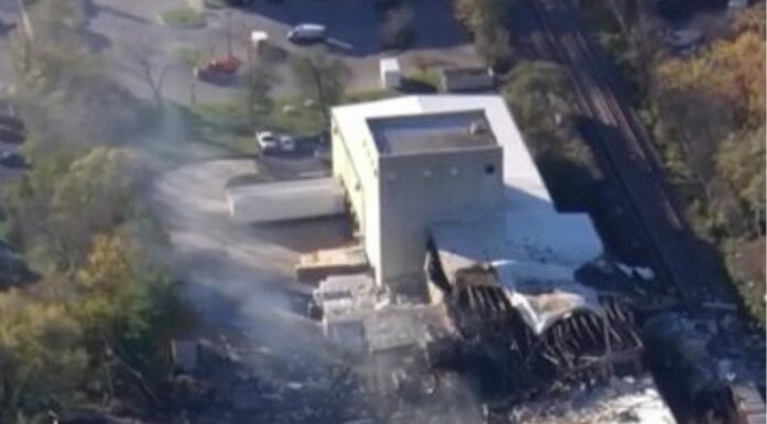 El Departamento de Bomberos de Louisville, en Kentucky, atendieron el llamado de emergencia de un incendio en una fábrica.