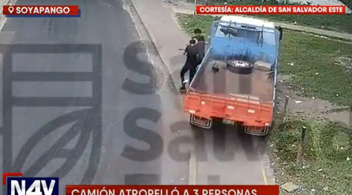 Cámaras de seguridad captaron el momento de un accidente, en donde un camión atropelló a peatones en Soyapango.