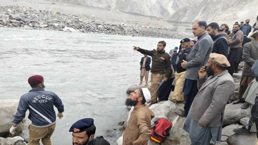 El autobús que llevaba invitados a una boda cayó a un río y la única persona sobreviviente ha sido la novia.