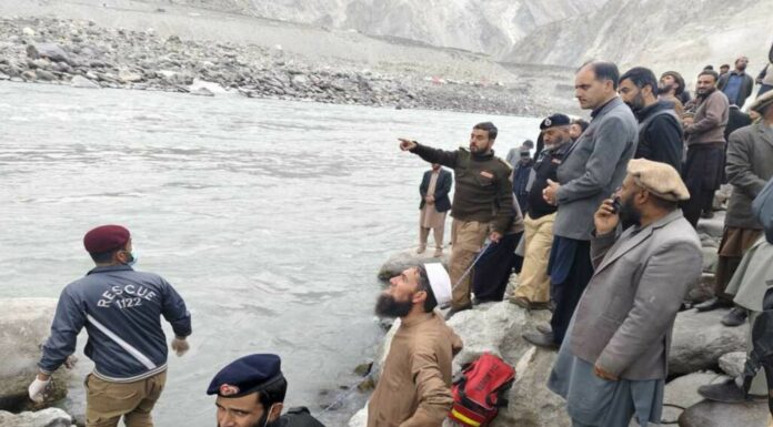 El autobús que llevaba invitados a una boda cayó a un río y la única persona sobreviviente ha sido la novia.