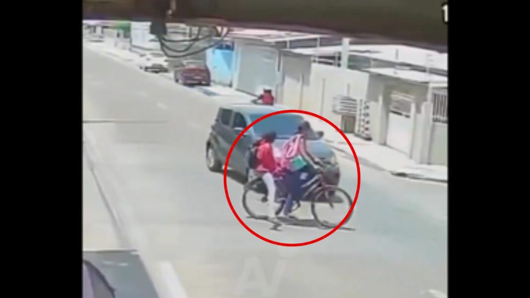 Dos niñas en bicicleta intentaron cruzar una calle en Brasil sin mirar a los lados y fueron atropelladas de manera brutal.