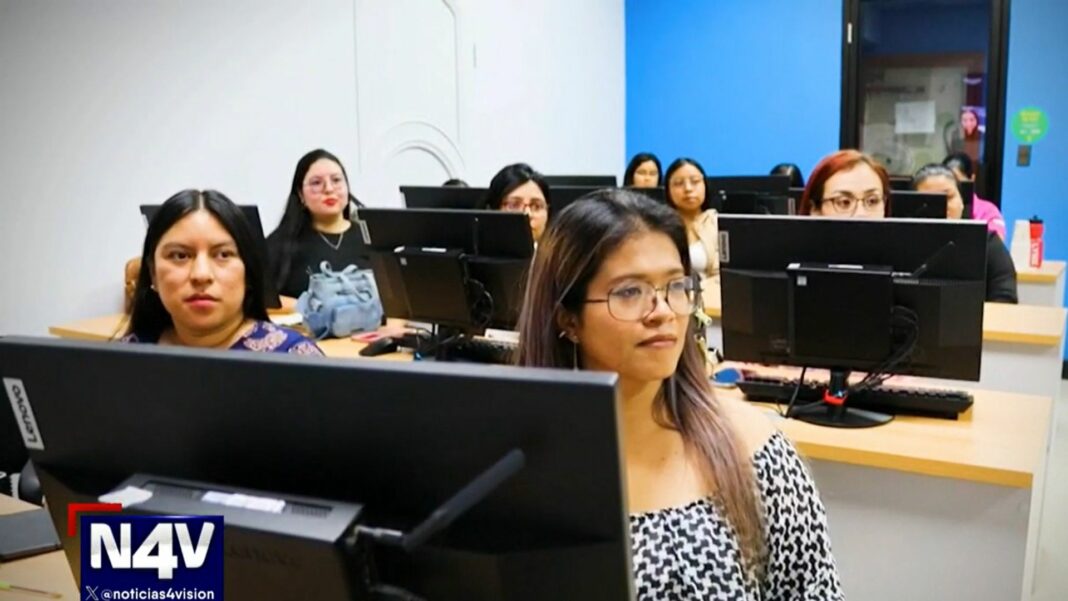 «Mujer Digital” es más que un programa gratuito de empoderamiento digital hacia las mujeres jóvenes salvadoreñas.